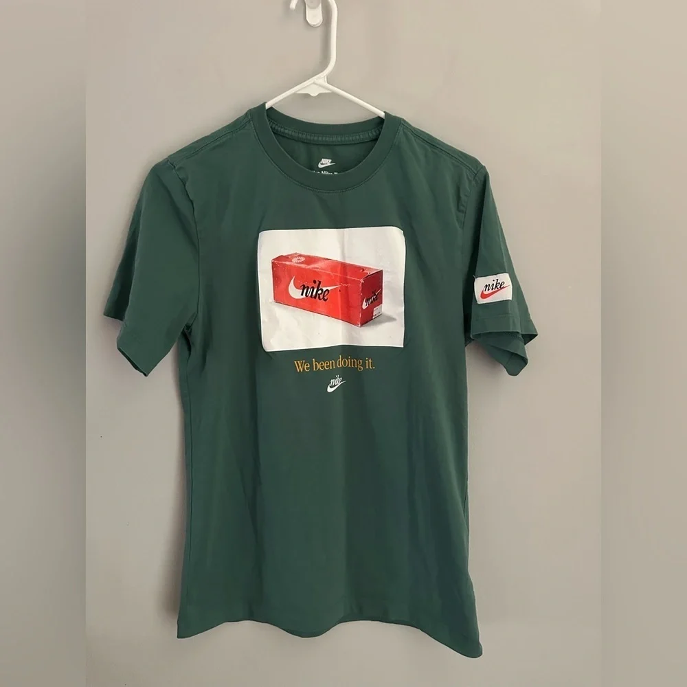 Nike We Been Doing It Shoe Box Graphic T-shirt Men Small Green